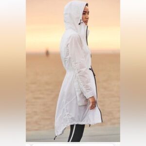 Athleta Recycled City Slicker Hooded Long Lightweight Anorak/Parka White Size XL